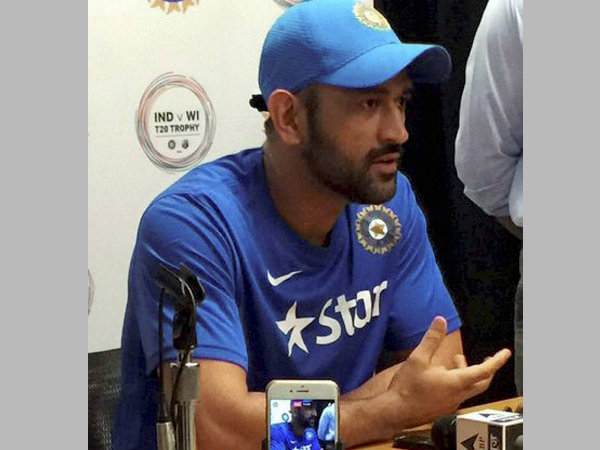 MS Dhoni addresses the media at Fort Lauderdale in Florida MS Dhoni addresses the media at Fort Lauderdale in Florida
