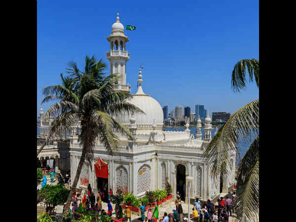 Trupti Desai offers prayers at Haji Ali Trupti Desai offers prayers at Haji Ali