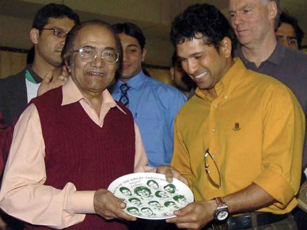 File photo: Hanif Mohammad with Sachin Tendulkar File photo: Hanif Mohammad with Sachin Tendulkar