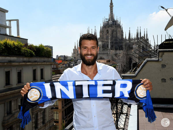 Antonio Candreva after joining Inter Milan (Image courtesy: F.C Internazionale Twitter) Antonio Candreva after joining Inter Milan (Image courtesy: F.C Internazionale Twitter)