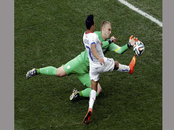 Chile's Alexis Sanchez (7) is challenged by Netherlands' goalkeeper Jasper Cillessen during the group B World Cup soccer match between the Netherlands and Chile at the Itaquerao Stadium in Sao Paulo, Brazil. Chile's Alexis Sanchez (7) is challenged by Netherlands' goalkeeper Jasper Cillessen during the group B World Cup soccer match between the Netherlands and Chile at the Itaquerao Stadium in Sao Paulo, Brazil.