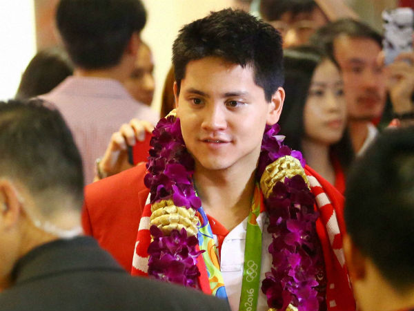 Joseph Schooling is surrounded by media and people on his arrival at the Singapore Changi Airport on Monday (August 15) Joseph Schooling is surrounded by media and people on his arrival at the Singapore Changi Airport on Monday (August 15)
