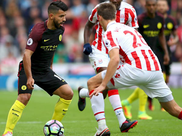 Sergio Aguero (left) edge past Stoke City defenders (Image courtesy: Manchester City Twitter handle) Sergio Aguero (left) edge past Stoke City defenders (Image courtesy: Manchester City Twitter handle)
