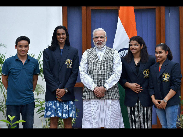 PM Modi meets Sindhu, Sakshi, Dipa and other athletes PM Modi meets Sindhu, Sakshi, Dipa and other athletes