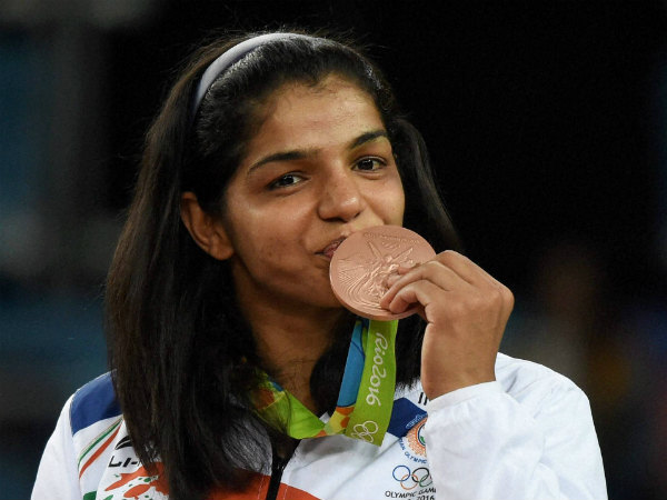 Sakshi Malik kisses her bronze medal Sakshi Malik kisses her bronze medal