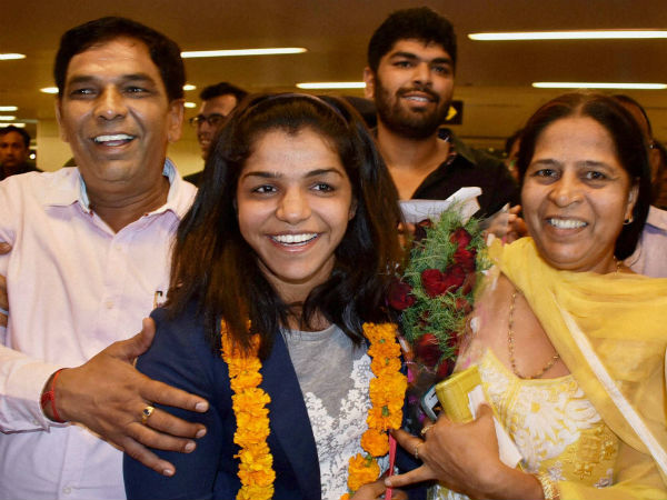 Wrestler Sakshi Malik presented Rs 2.5 crore cheque by Haryana Govt Wrestler Sakshi Malik presented Rs 2.5 crore cheque by Haryana Govt