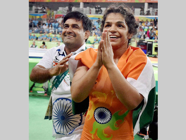 Sakshi Malik (right) with her coach Kuldeep Singh after winning bronze Sakshi Malik (right) with her coach Kuldeep Singh after winning bronze