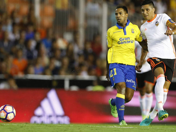 Valencia's Enzo Perez (right) with Las Palmas defender (Image courtesy: Valencia CF Twitter handle) Valencia's Enzo Perez (right) with Las Palmas defender (Image courtesy: Valencia CF Twitter handle)