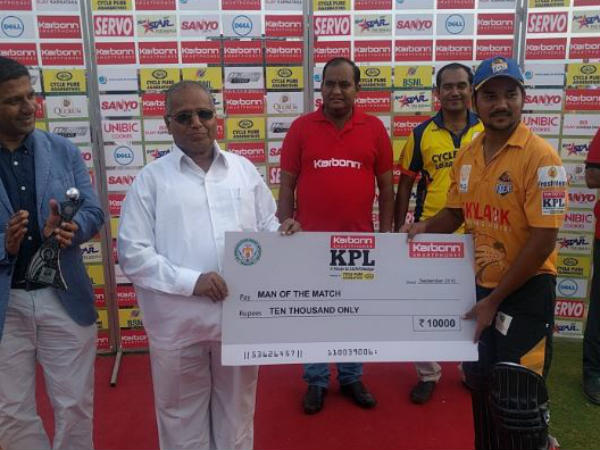 Dikshanshu Negi (right) receives his Man-of-the-match cheque Dikshanshu Negi (right) receives his Man-of-the-match cheque