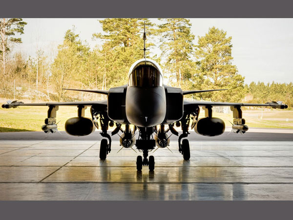 The JAS 39 Gripen is powered by variants of the GE F-404 and F-414 engines. The former powers India's Tejas, too. And the latter would have powered the now-shelved Tejas Mk-II The JAS 39 Gripen is powered by variants of the GE F-404 and F-414 engines. The former powers India's Tejas, too. And the latter would have powered the now-shelved Tejas Mk-II