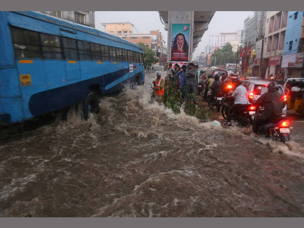 Hyderabad: Army, NDRF begin relief ops Hyderabad: Army, NDRF begin relief ops