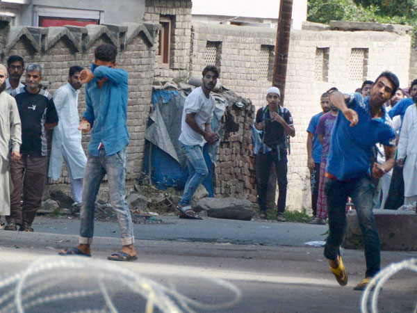 Man killed as fresh clashes rock Kashmir Man killed as fresh clashes rock Kashmir