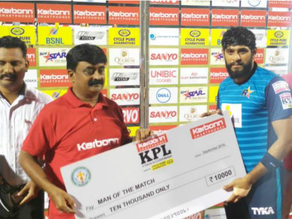 Rockstars' Madam Mohan (right) receives his Man-of-the-match award Rockstars' Madam Mohan (right) receives his Man-of-the-match award