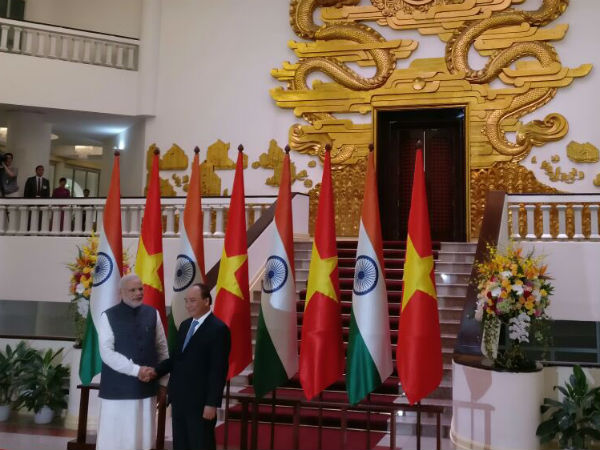 Modi meets with Vietnam PM Modi meets with Vietnam PM