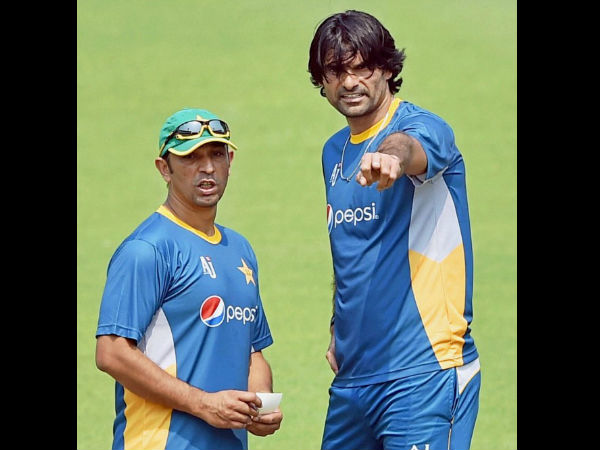 Pakistan Bowling Coach Azhar Mahmood With Fast Bowler Mohammad Irfan During Their Training Session Pakistan Bowling Coach Azhar Mahmood With Fast Bowler Mohammad Irfan During Their Training Session