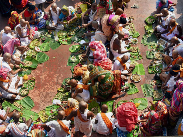 People perform Pind-daan rituals on the banks of River Falgu in Gaya on Sunday during the Pitapaksha. People perform Pind-daan rituals on the banks of River Falgu in Gaya on Sunday during the Pitapaksha.