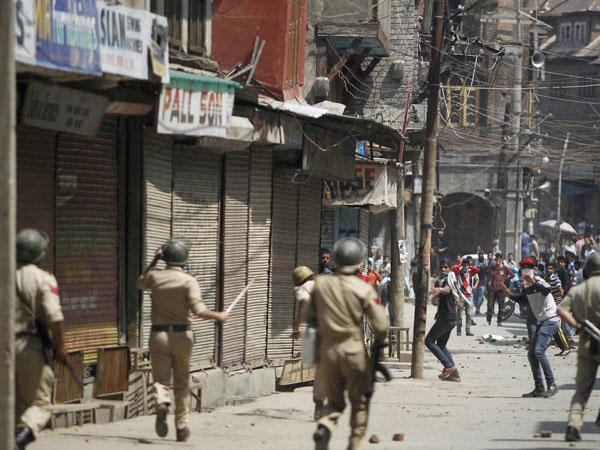 Sporadic violence in Kashmir, 4 hurt Sporadic violence in Kashmir, 4 hurt