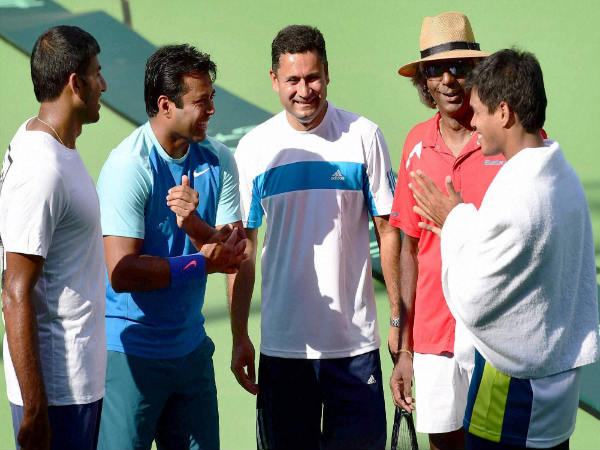 Zeeshan Ali (centre) along with Indian Davis Cup team Zeeshan Ali (centre) along with Indian Davis Cup team