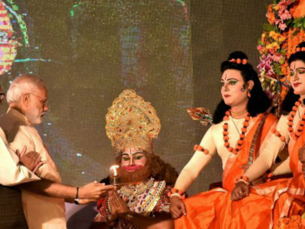 PM Modi performs arti of artists in Lucknow