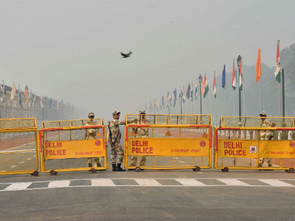 Security beefed up at Rajpath in Delhi after smog covers it