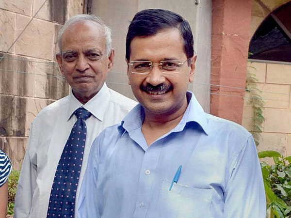 Kejriwal continues verbal war with Singh Kejriwal continues verbal war with Singh