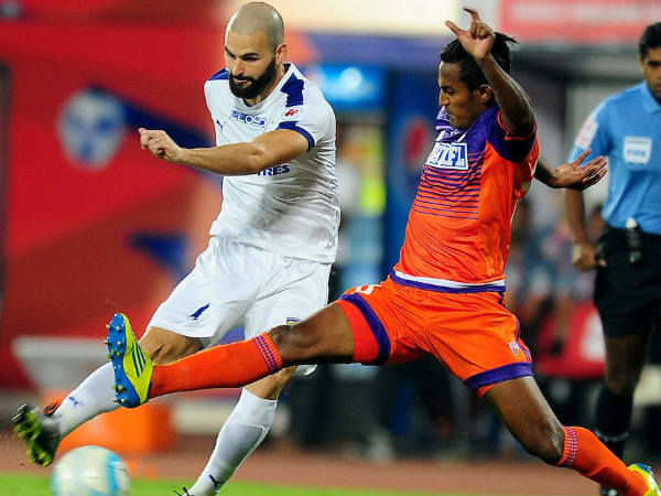 Hans Mulder (left) goes past Pune's D Ravanan (Image courtesy: ISL Twitter handle) Hans Mulder (left) goes past Pune's D Ravanan (Image courtesy: ISL Twitter handle)