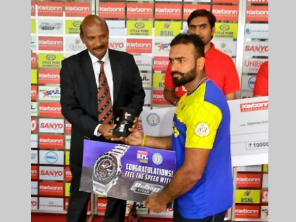 Rajoo Bhatkal (right) receives his Man-of-the-match award Rajoo Bhatkal (right) receives his Man-of-the-match award