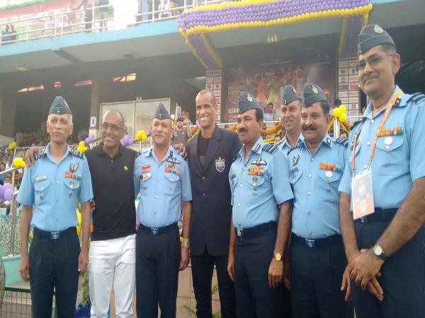 Rivaldo with Chief of Air Staff, Air Chief Marshal Arup Raha before Subroto Cup final kick off (Image courtesy: Ministry of Defence Twitter handle) Rivaldo with Chief of Air Staff, Air Chief Marshal Arup Raha before Subroto Cup final kick off (Image courtesy: Ministry of Defence Twitter handle)