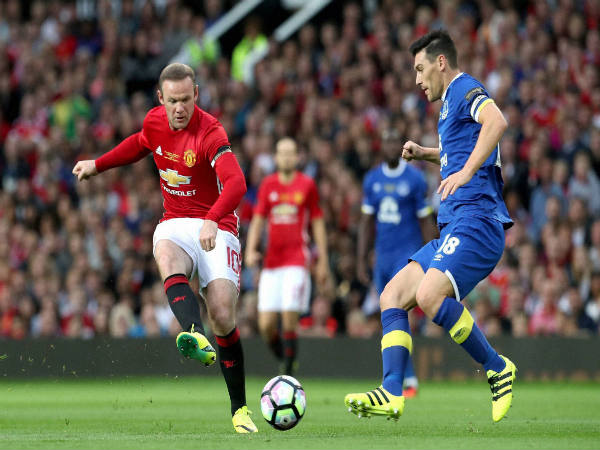 Wayne Rooney (left) Wayne Rooney (left)