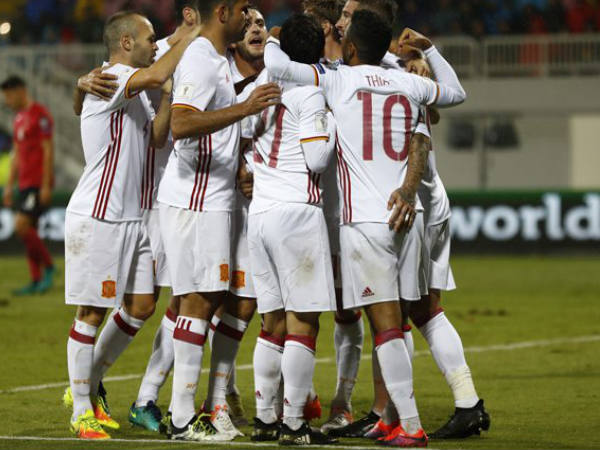 Spanish players celebrate (Selección Española Twitter handle) Spanish players celebrate (Selección Española Twitter handle)