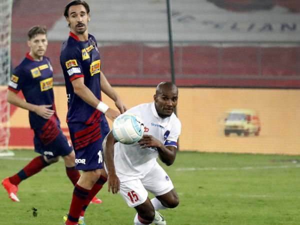 Florent Malouda (white) and Borja Fernandes