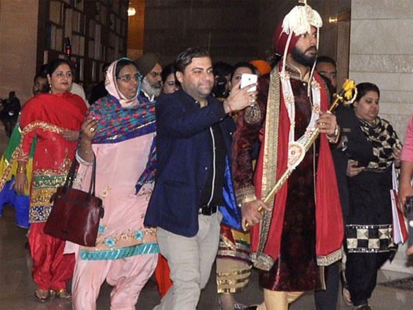 Groom leaving for his Baarat