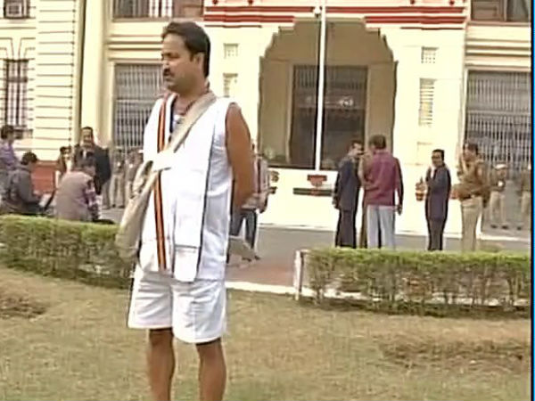 Attired in shorts, BJP MLA denied entry Attired in shorts, BJP MLA denied entry