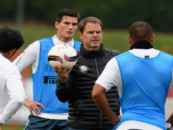 Frank de Boer (centre) (Image courtesy: Inter Milan Twitter handle) Frank de Boer (centre) (Image courtesy: Inter Milan Twitter handle)
