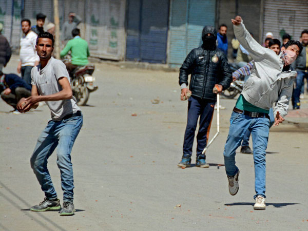 Fresh protests rock Srinagar Fresh protests rock Srinagar
