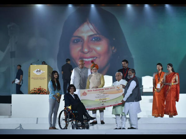 PM Modi gives cash award to Rio Paralympics medallist Deepa Malik PM Modi gives cash award to Rio Paralympics medallist Deepa Malik