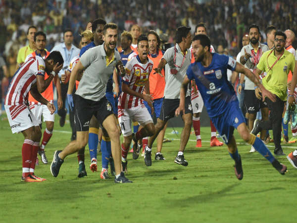 Mumbai (blue) and Kolkata players after the second semi-final Mumbai (blue) and Kolkata players after the second semi-final