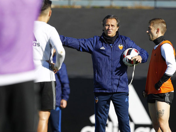 Cesare Prandelli (centre) (Image courtesy: Valencia Twitter handle) Cesare Prandelli (centre) (Image courtesy: Valencia Twitter handle)