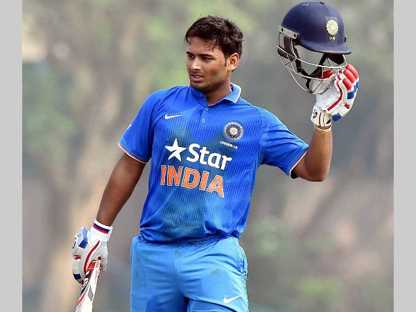 Rishabh Pant signs Rishabh Pant signs