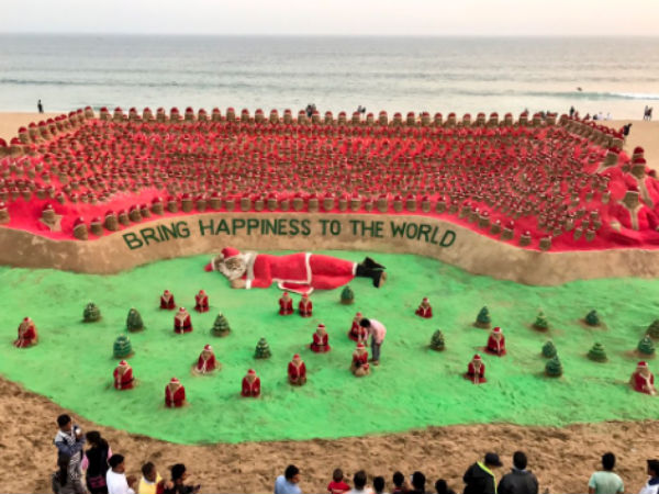 Sand artist creates 1,000 Santa Claus sculptures Sand artist creates 1,000 Santa Claus sculptures