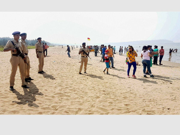 Goa- Vehicle detained with goods suspected for distribution to voters Goa- Vehicle detained with goods suspected for distribution to voters