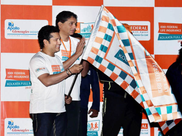 Sachin Tendulkar flags off 'Kolkata full Marathon' Sachin Tendulkar flags off 'Kolkata full Marathon'