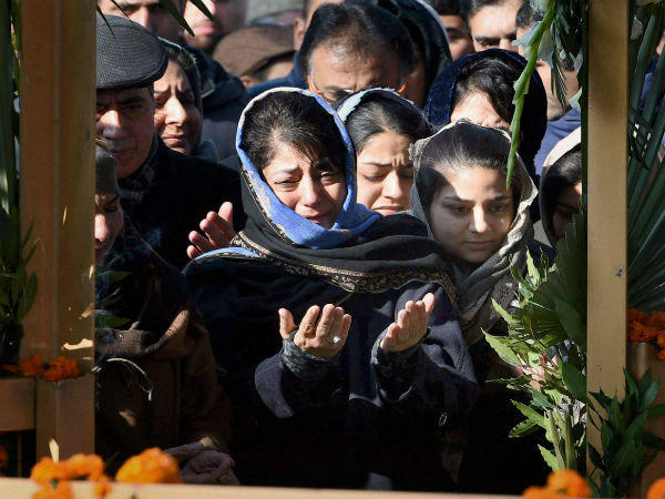 Mehbooba offers prayers on Sayeed's first death anniversary Mehbooba offers prayers on Sayeed's first death anniversary