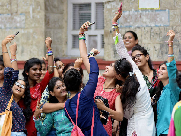 Miranda House students can be suspended for clicking selfies, combing hair Miranda House students can be suspended for clicking selfies, combing hair