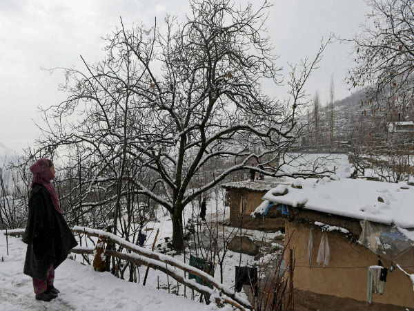 Snowfall continues disrupt life Snowfall continues disrupt life