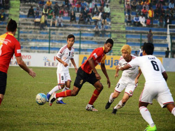 East Bengal's Willis Plaza (centre) in action against Shillong Lajong (Image courtesy: I-League Twitter handle) East Bengal's Willis Plaza (centre) in action against Shillong Lajong (Image courtesy: I-League Twitter handle)