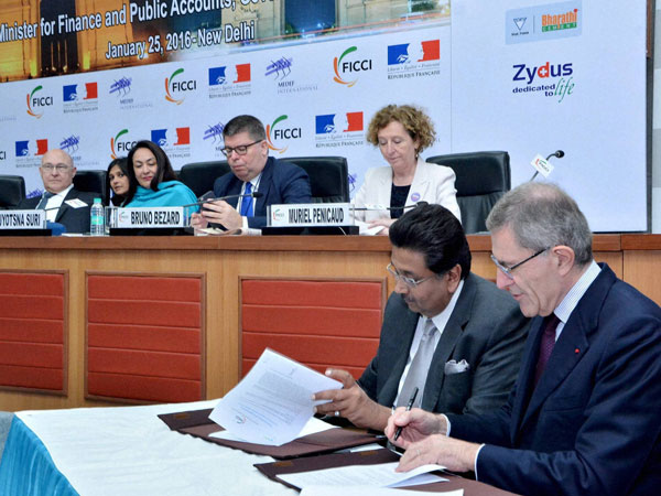 Gérard Mestrallet, Chaiman and CEO of Engie, founding member of Terrawatt Initiative and Mr Harshavardhan Neotia, President, FICCI signing an MoU for a global common market of affordable solar power in presence of Michel Sapin, French Minister for Finance and Public Accounts at a Business Session on ‘India-France: Defining New Horizons’ at FICCI in New Delhi. Gérard Mestrallet, Chaiman and CEO of Engie, founding member of Terrawatt Initiative and Mr Harshavardhan Neotia, President, FICCI signing an MoU for a global common market of affordable solar power in presence of Michel Sapin, French Minister for Finance and Public Accounts at a Business Session on ‘India-France: Defining New Horizons’ at FICCI in New Delhi.