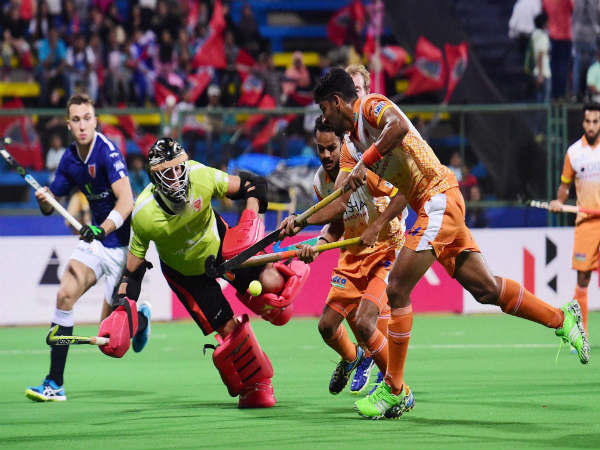 Dabang Mumbai(Blue) and Kalinga Lancers(Orange) in action Dabang Mumbai(Blue) and Kalinga Lancers(Orange) in action