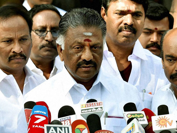 LIVE: It is Panneerselvam vs Sasikala LIVE: It is Panneerselvam vs Sasikala