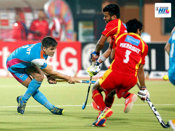 Ranchi Rays (red) and Up Wizards players (Image courtesy: HIL Twitter handle) Ranchi Rays (red) and Up Wizards players (Image courtesy: HIL Twitter handle)